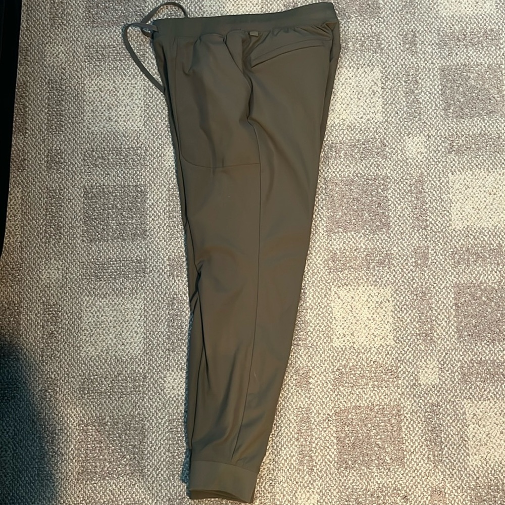 VRST Men's Limitless Slim Fit 4-Way Stretch Jogger Size small like new brown